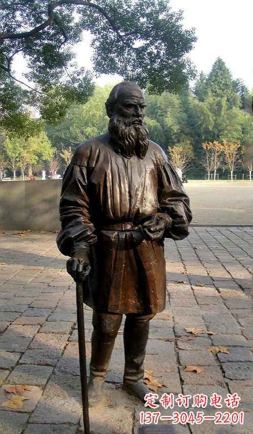 河源《战争与和平》作家，著名西方文学名人托尔斯泰铜雕像