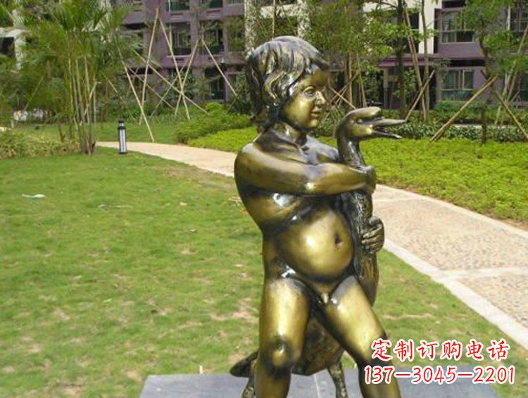 河源抱着鹅的男孩城市玻璃钢仿铜景观雕塑