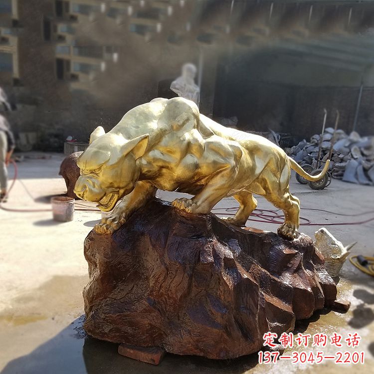 河源豹子铸铜雕塑-公园景区情景动物雕塑