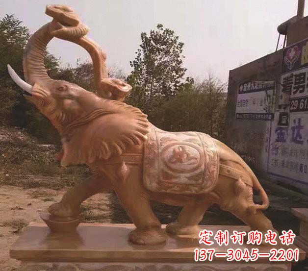 河源鼻卷如意的大象石雕