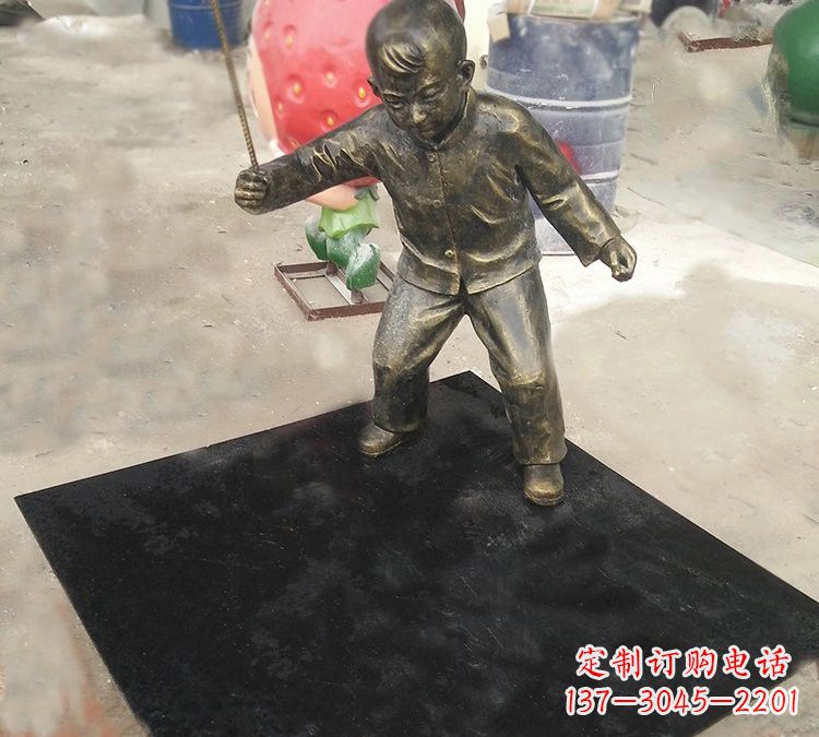 河源玻璃钢仿铜打陀螺的儿童雕塑