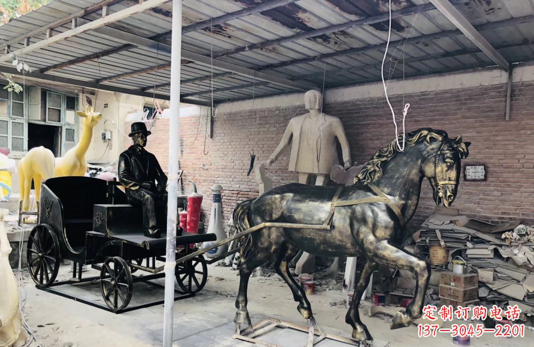 河源玻璃钢仿铜赶马车人物雕塑广场景观雕塑