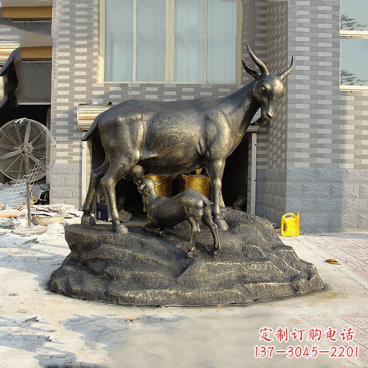 河源玻璃钢仿铜羔羊跪乳景观动物雕塑