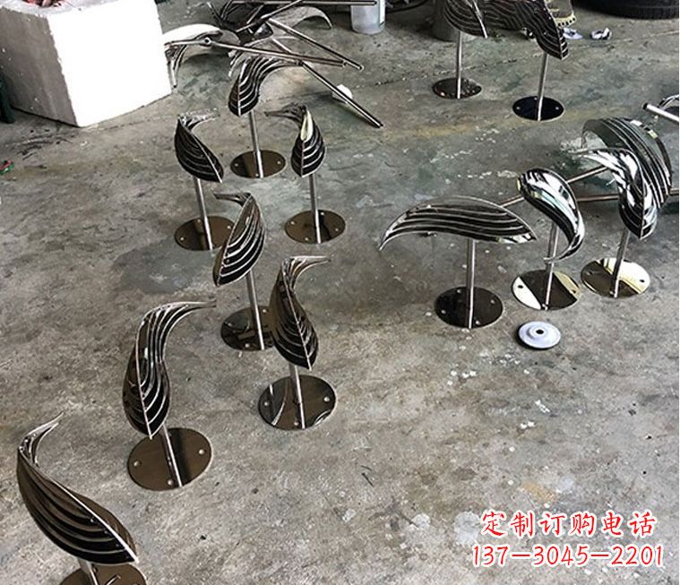 河源不锈钢抽象动物小鱼雕塑