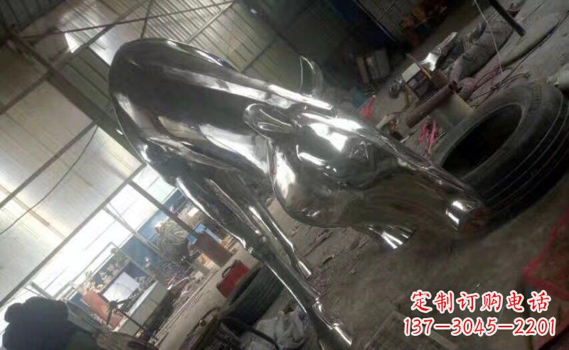 河源不锈钢低头吃草的马动物雕塑