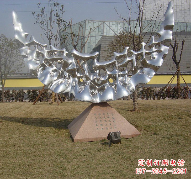 河源不锈钢公园抽象月亮雕塑
