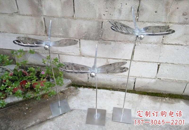 河源不锈钢公园动物镜面蜻蜓雕塑