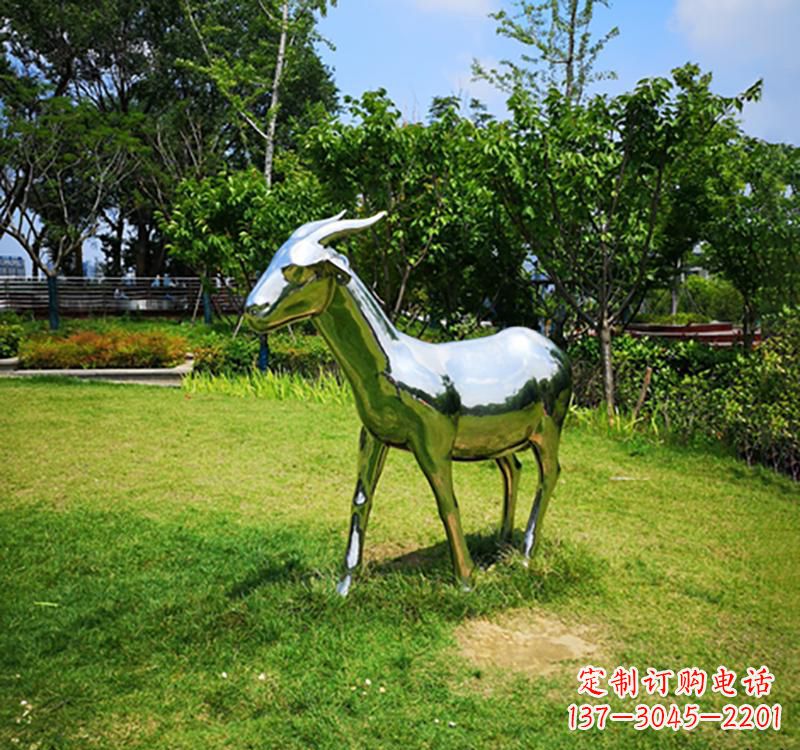 河源不锈钢公园动物镜面羊雕塑