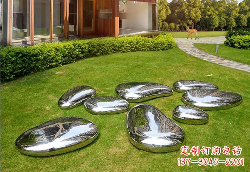 河源不锈钢公园的鹅卵石雕塑