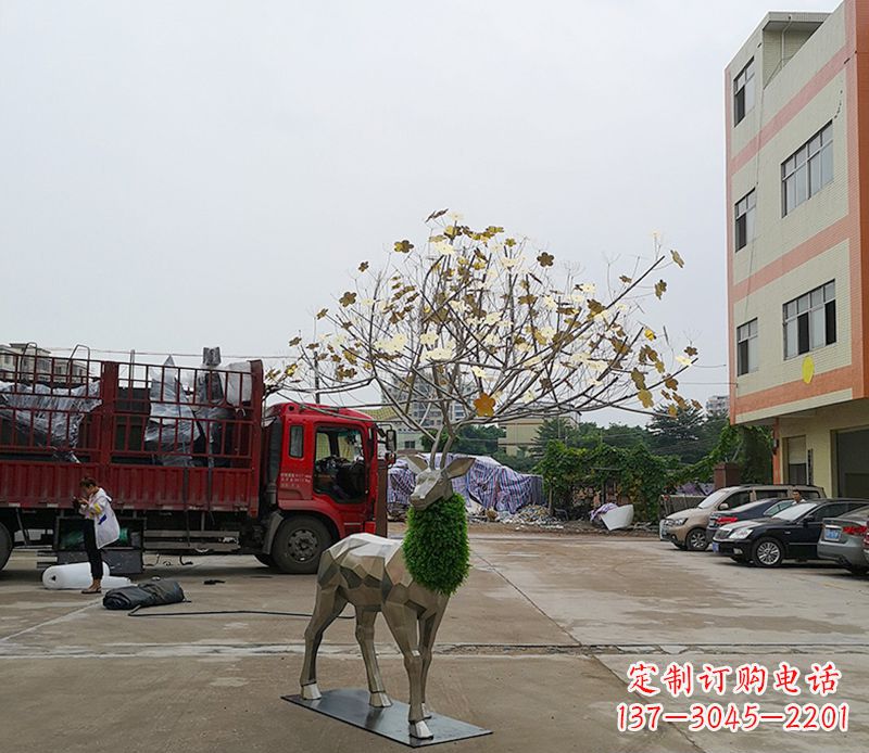 河源不锈钢公园的梅花鹿雕塑