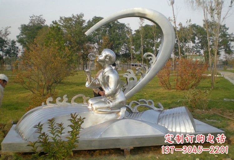 河源不锈钢公园拿花朵的儿童雕塑