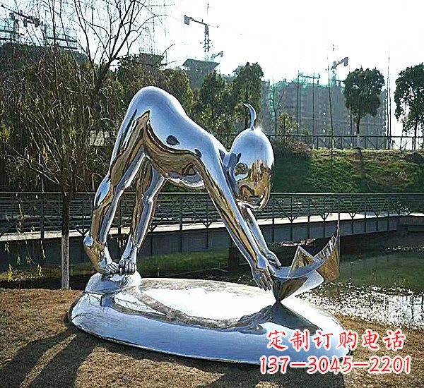 河源不锈钢公园拿折纸船的儿童雕塑