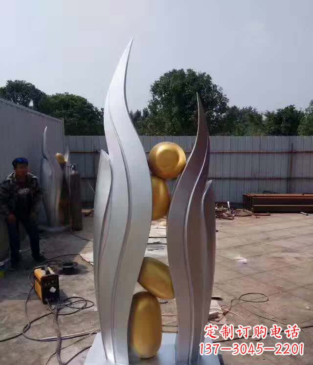 河源不锈钢广场翅膀雕塑1