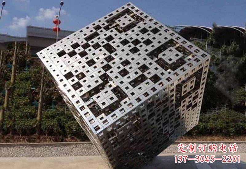 河源不锈钢广场上的魔方雕塑