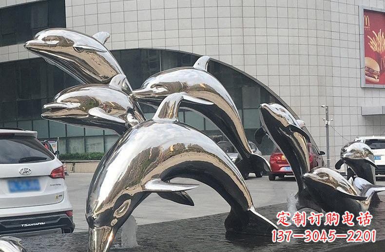 河源海豚雕塑——不锈钢广场上的跳跃动态