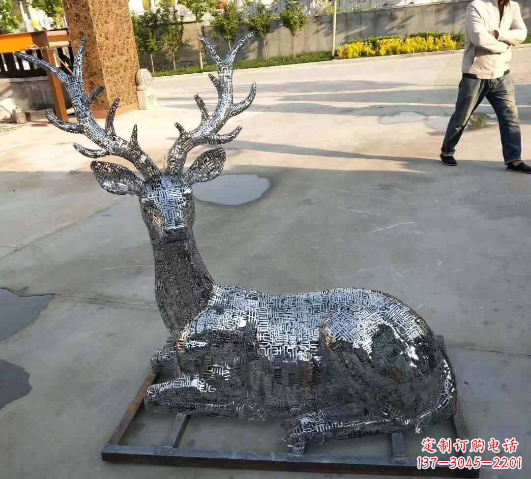 河源梅花鹿雕塑点缀不锈钢广场星空