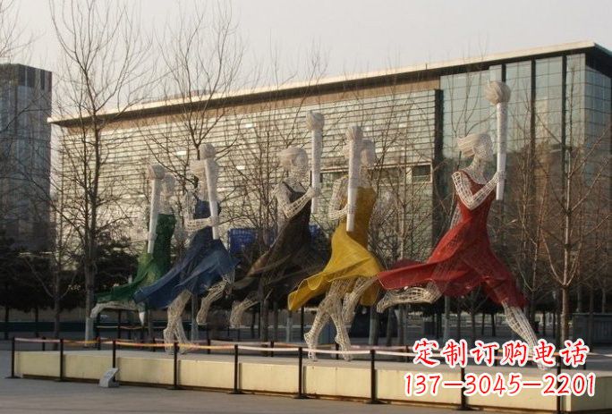 河源不锈钢火炬手雕塑象征着永恒的精神