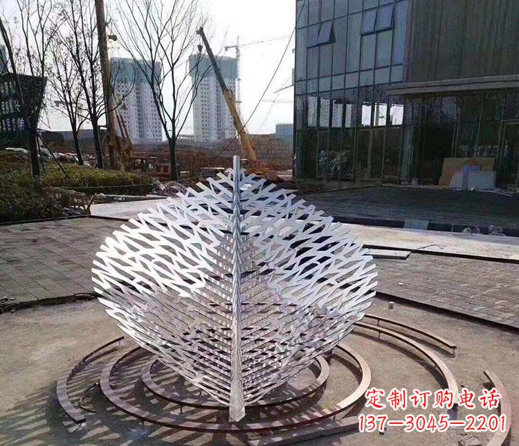 河源不锈钢镂空树叶雕塑精美雕刻的艺术