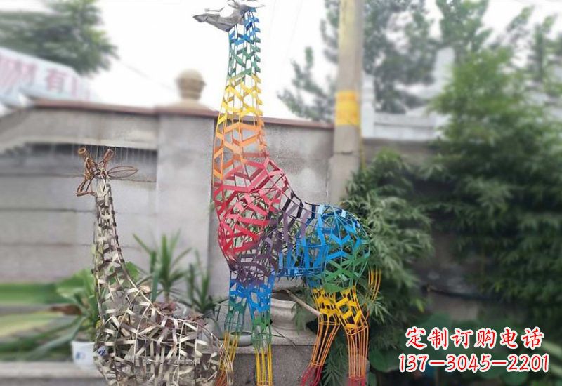 河源长颈鹿雕塑优雅而古典的艺术