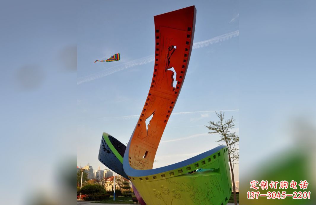 河源不锈钢五彩胶卷广场雕塑——现代美学的象征