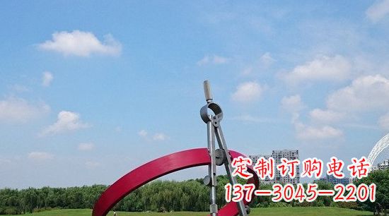 河源不锈钢圆规雕塑环绕着美景