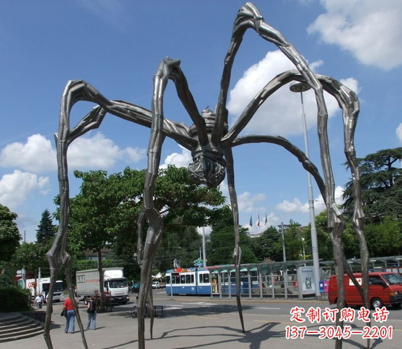 河源蜘蛛侠雕塑点缀不锈钢的景观