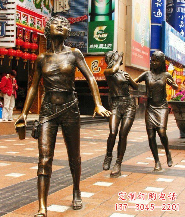 河源步行街逛街的女孩以铜雕的形式永久保存