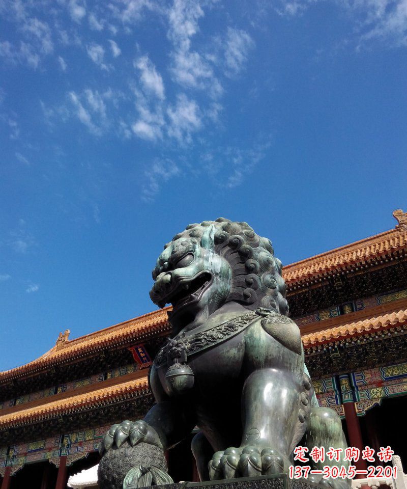 河源踩球的铜狮子寺庙门口动物雕塑