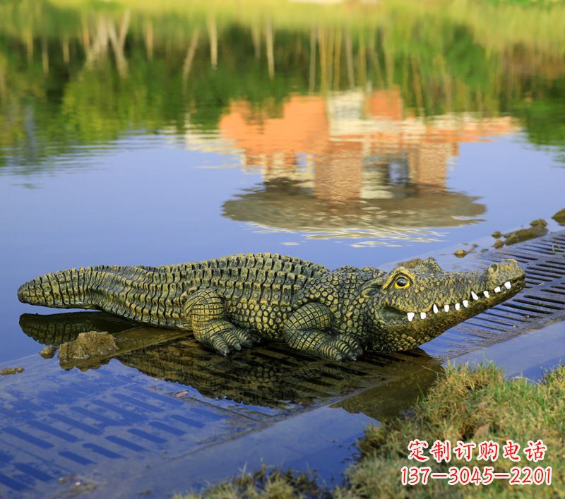 河源池塘水池仿真大鳄鱼雕塑玻璃钢园林水景草丛动物摆件