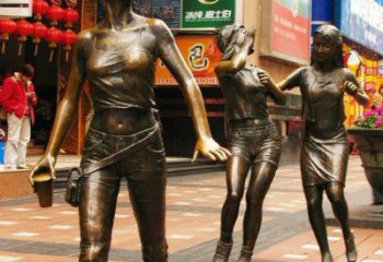 河源步行街逛街的女孩以铜雕的形式永久保存