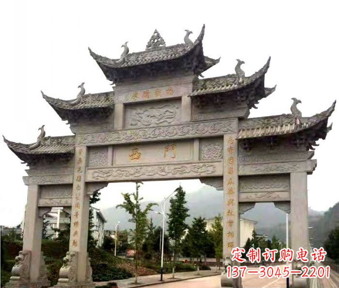 河源村口三门石雕牌楼