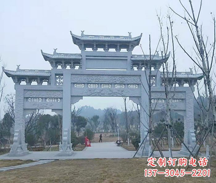河源村口三门石雕牌楼古朴华丽