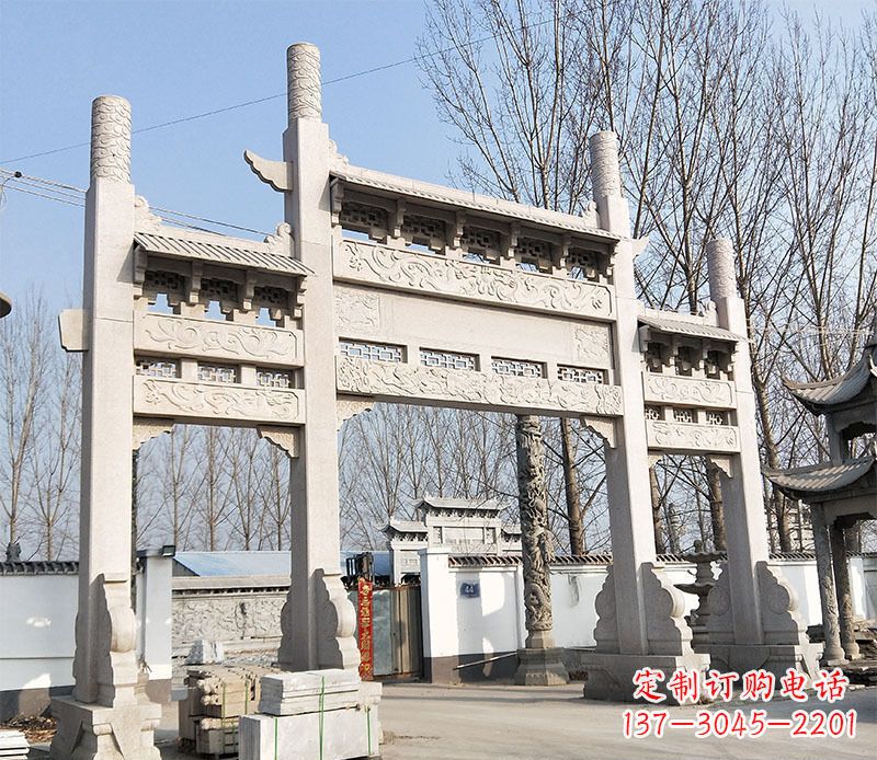 河源村口的珍贵文化——牌坊雕塑