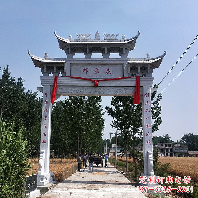 河源古村落中的石牌坊雕塑