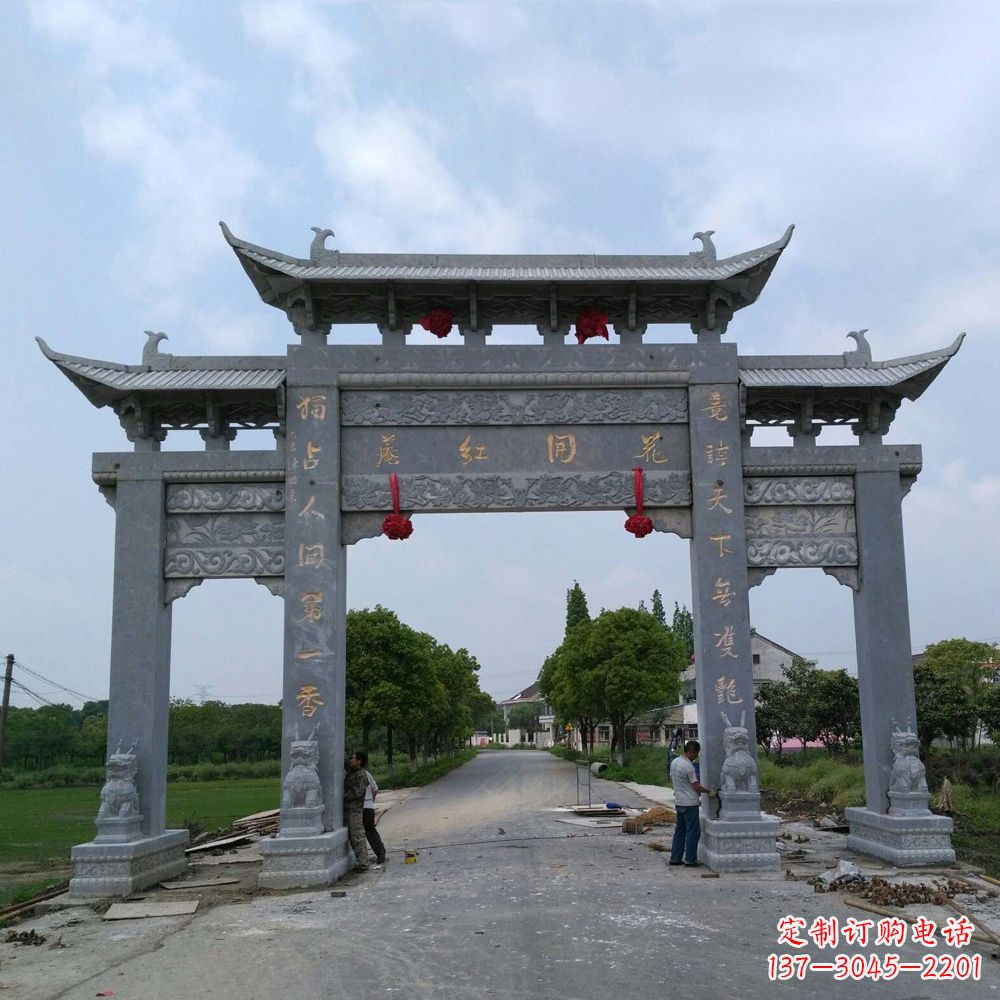 河源青石三门牌坊雕塑传承中国古典文化