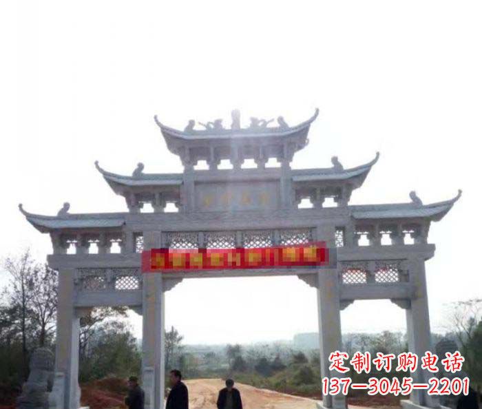河源三门石雕牌楼古老而精美的雕塑