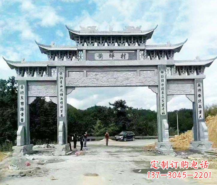河源村庄三门石牌坊石雕的内容。