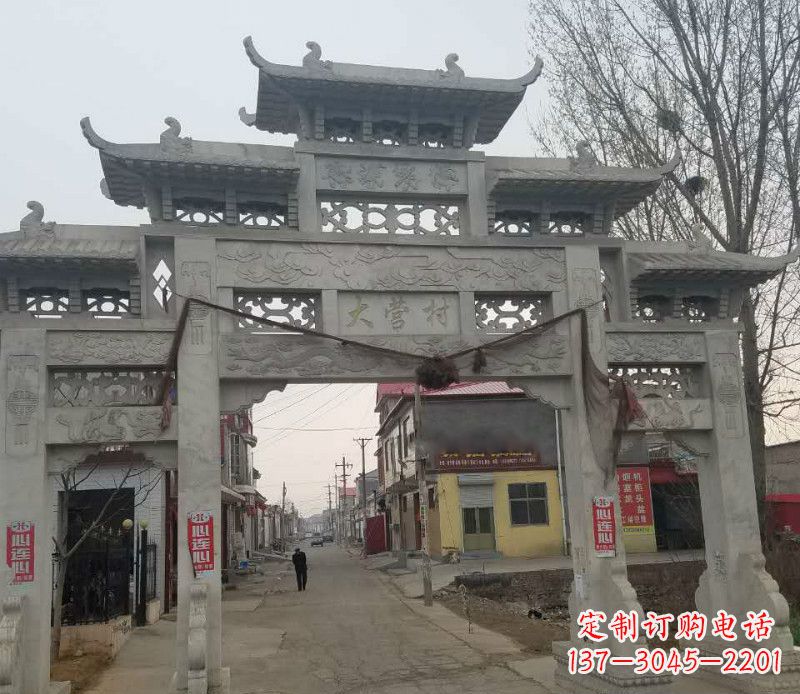 河源村庄三门石牌坊石雕传承古老文化