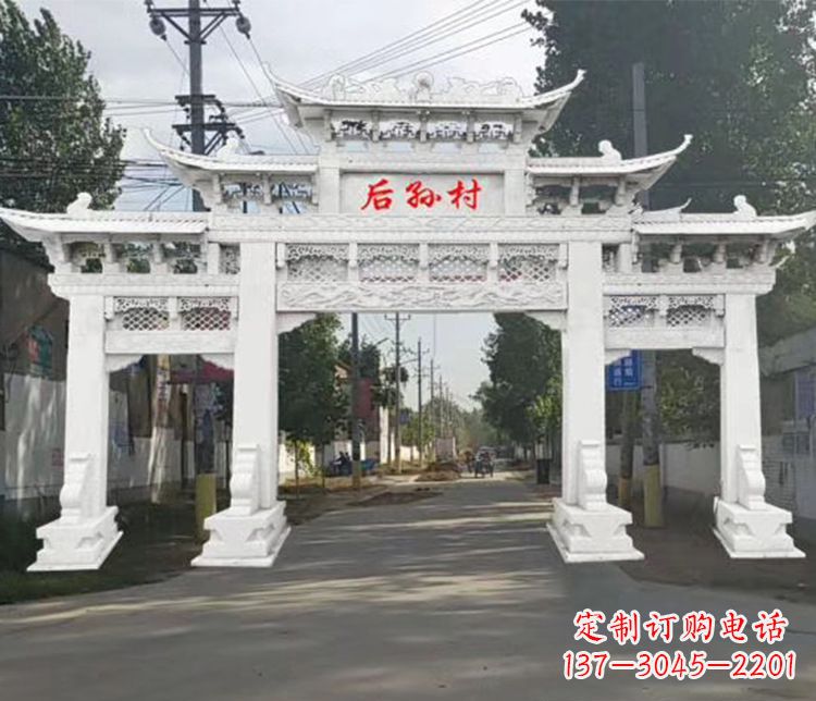 河源精巧古朴的村庄牌坊石雕