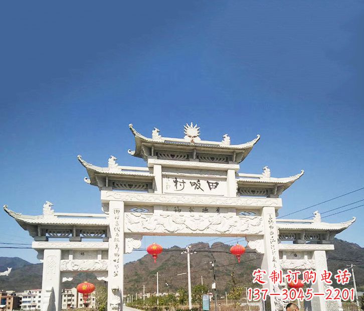 河源村庄的牌坊雕塑