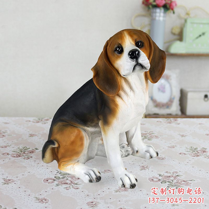 河源玻璃钢蹲姿仿真比格犬雕塑