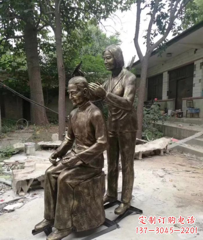 河源纪念母亲的传统铜雕梳头人物