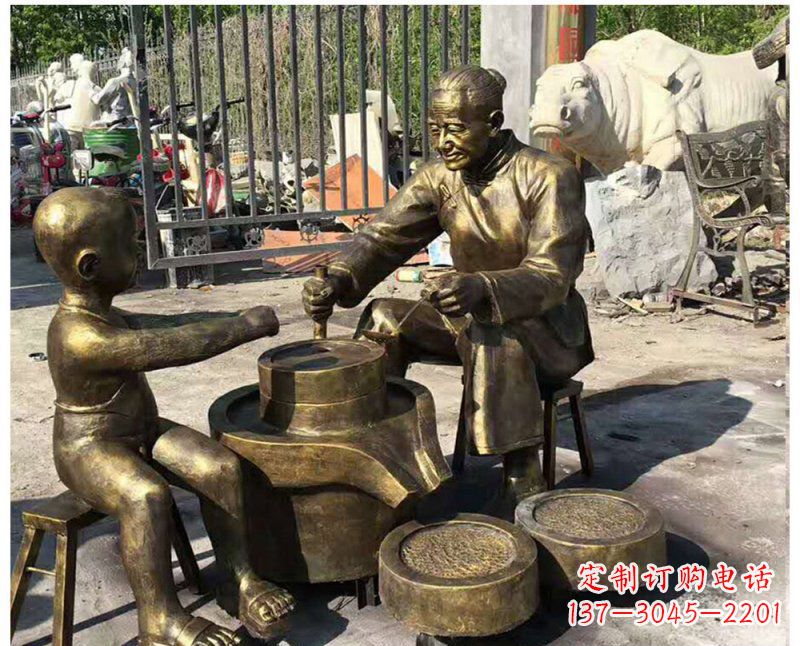 河源传承传统,细节丰富的把老人磨豆浆雕塑