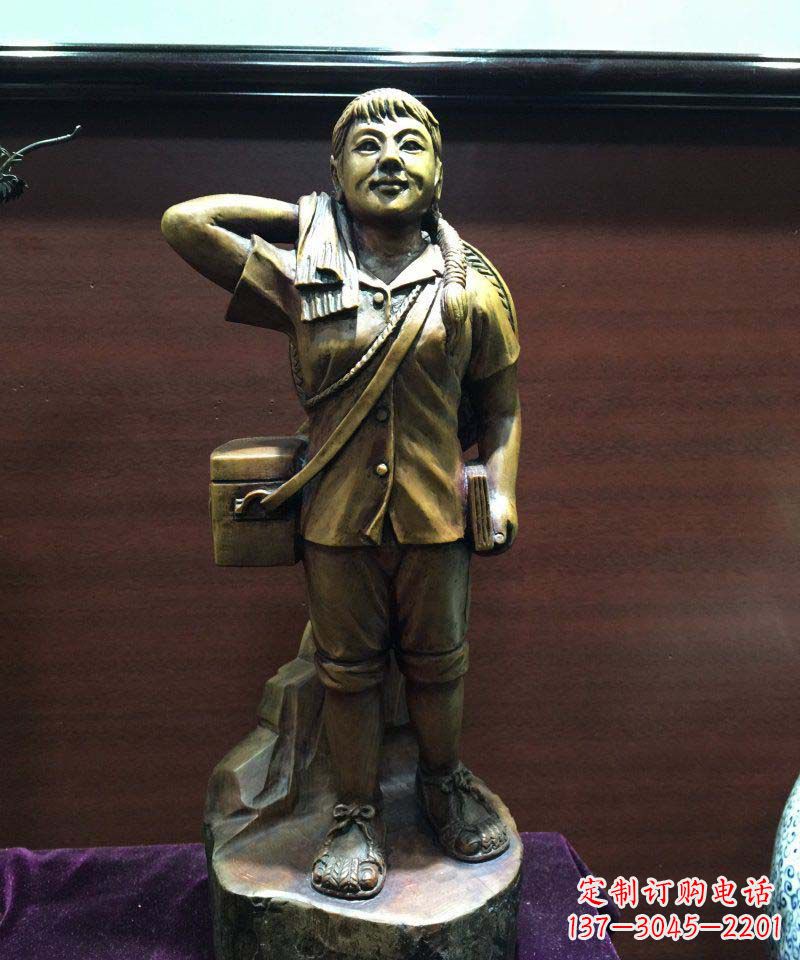 河源公园背着药箱的女人人物铜雕