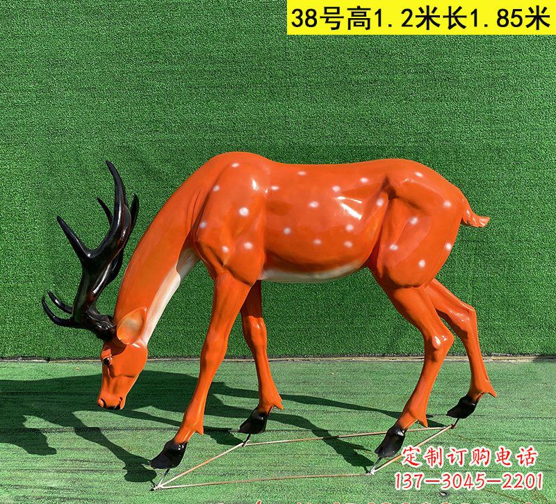 河源以玻璃钢精心制作的梅花鹿雕塑