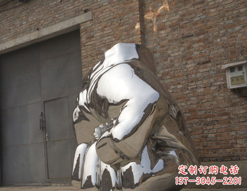 河源冰冷威力,让精神抖动的不锈钢拳头雕塑
