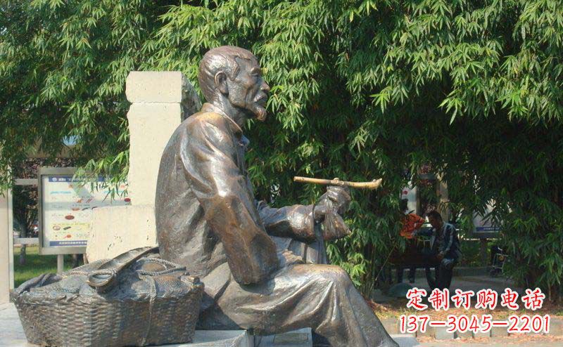 河源老人小品铜雕抽袋烟的智慧与景仰