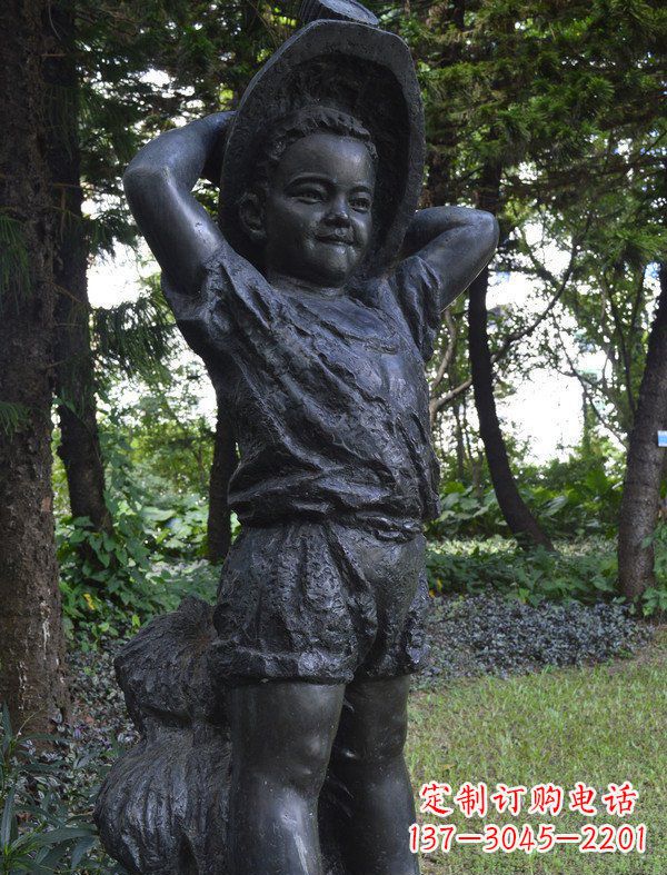 河源优雅童子·少年戴草帽铜雕