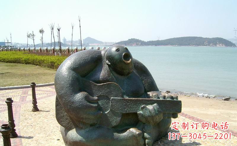 河源音乐驻足，公园弹吉他铜雕