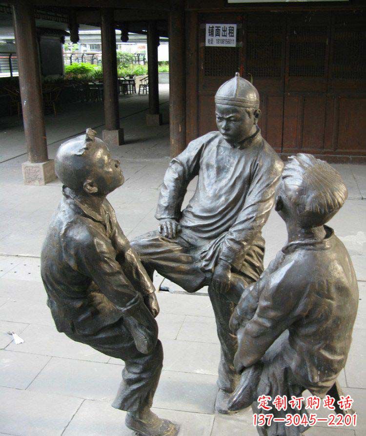 河源铜雕男孩斗鸡小品雕塑